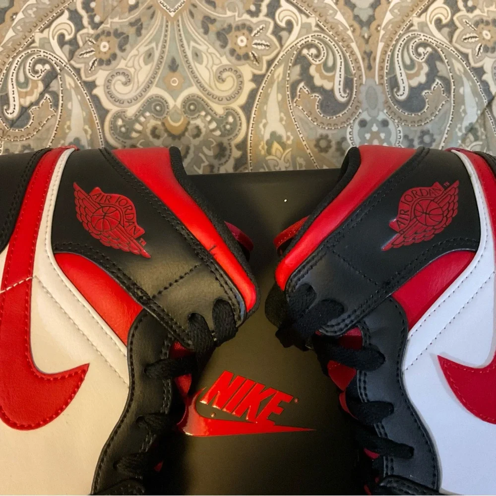 New Air Jordan 1 MID Bred Toe 554724-079 Mens Sz 8.5